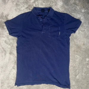Mörkblå pikétröja från Scotch & Soda - 9/10 skick ser ny ut,har inga defekter. Har du frågor om måten mm skriv gärna. Priset kan alltid förhandlas 