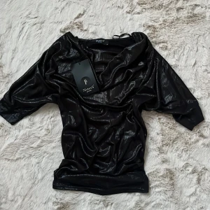 T-shirt  - Jätte snygg sretchig och slapp i tyget. Skiftar i silver/svart.  Använd en gång