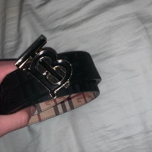 Svart bälte B - Riktigt snyggt bälte som går till nästan varje outfit som finns. Knappt använd då det är för stort för mig. 