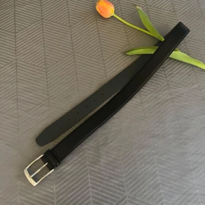 Hugo boss bälte svart! - Säljer nu detta riktigt snygga Hugo boss bälte för endast 349kr. Nypris på produkten är 700kr. Med vänlig hälsning, Bélla Modá Resell.     Obs* vid köp får du med ett valfritt sample från våran parfym samling! 
