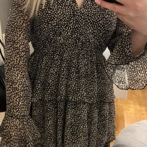 Leopardmönstrad klänning - Från by clara