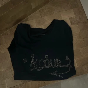 Svart t-shirt med tryck från Zadig Voltaire  - Snygg svart t-shirt med tryck från Zadig. Jöttebra skick 