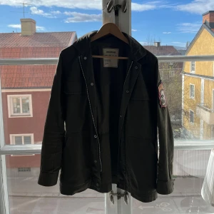 Zadig field jacka  - Tjena! Säljer en otroligt fet tunnare grön field jacka från Zadig som passar hyggligt under kyligare sommarkvällar! Den är i toppskick, priset kan diskuteras vid snabb affär! Om ni vill ha fler bilder så är det bara att skriva! 