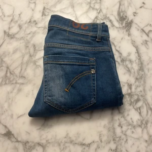 Blå jeans från Dondup - Snygga blå jeans från Dondup med klassisk femficksdesign och knappgylf. Perfekta för en avslappnad stil.