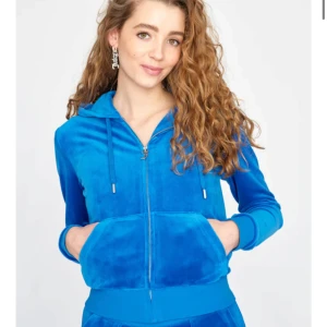 Blå juicy tröja - Snygg supermysig blå sip hoddie från Juicy couture. Nypris: 1200 kr