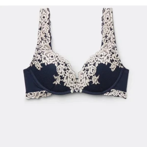 Mörkblå Intimissimi bh  - Elegant mörkblå korsett med vacker vit spetsdetaljering. Den har en djup urringning och breda axelband med spets. Perfekt för en stilfull look. I storlek 75B