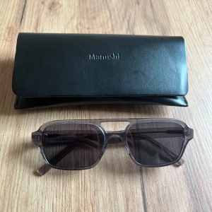 ”Krobbe”  Solglasögon - Helt nya oanvända Solglasögon. Köptes inför förra sommaren men enbart legat i garderoben sen dess. Nypris är 1000 kr. https://manushieyewear.com/products/asti-sunglasses-grey