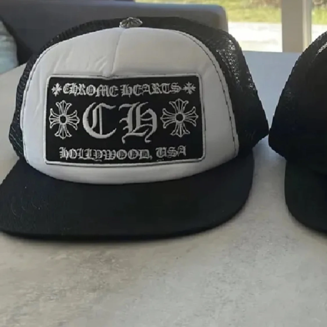 Vit chromehearts keps