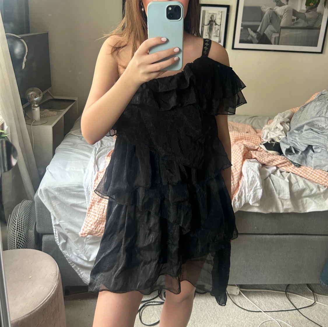 Svart oneshoulder klänning