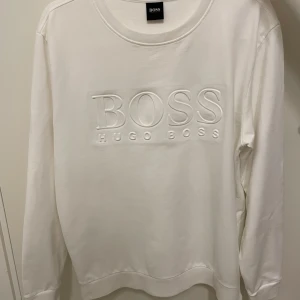 Hugo Boss tröja - Vit tröja från Hugo Boss. Är som ny inga defekter, perfekt för alla årstider. 
