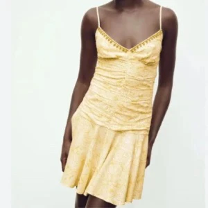 Gul zara klänning - Aldrig använd utan prislapp. Sååå snyggg!!!