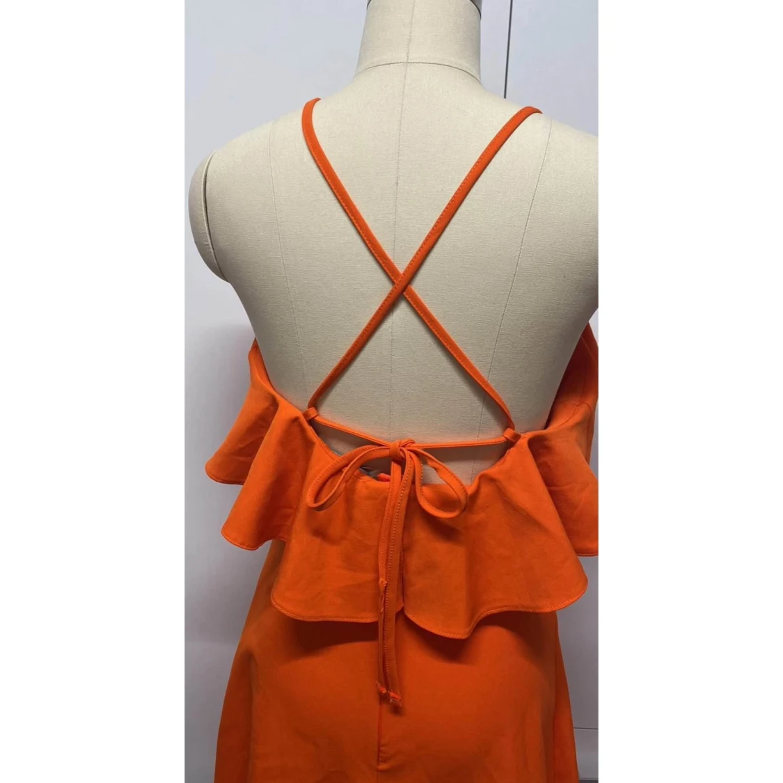 Orange klänning med volangdetalj - 3