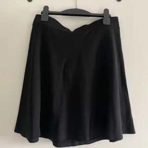 Svart Kjol - H&M Divided - Storlek M - Svart Kjol - H&M Divided - Storlek M. Svart kjol med en dragkedja baktill. Perfekt för både vardag och fest.