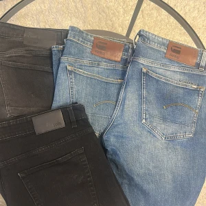 Jeans från G-Star RAW och Hugo boss Jens  - Säljer 1 par jeans från G-Star RAW.  blåa med klassisk femficksdesign. De svarta jeansen är från Hugo boss 300 kr styck