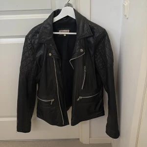 Svart skinnjacka från Burning Palms - En svart skinnjacka i storlek L från Burning Palms