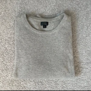J.Crew - J-Crew tröja köpte på Care of Carl  Storlek:L sitter möjligtvis M Ny pris cirka 2400kr mitt pris 850kr Kan diskutera pris vid snabb affär Använd fåtal gånger (9/10 skick ) Vid frågor eller om man vill ha fler bilder hör av er🤝