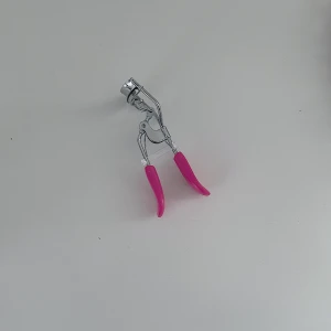 Ögonfransböjare 🩷🩶 - Endast testad (har gjort rent den), så i nyskick! FÖRST TILL KVARN! 🩶🩷(Vid köp av fler artiklar får du rabatt! Mer om det finns i min profil!)