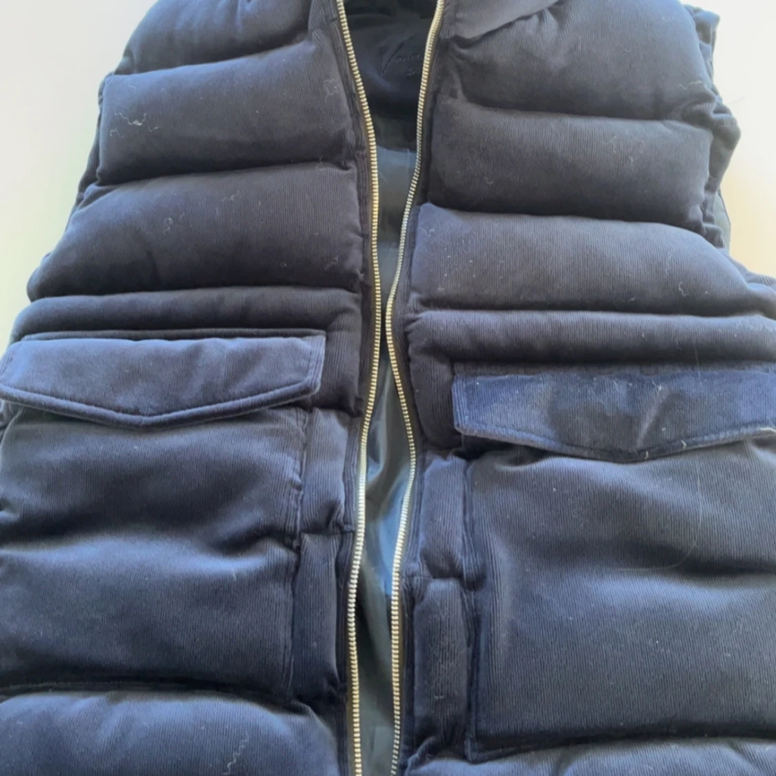 Mörkblå mockaväst med huva - 2