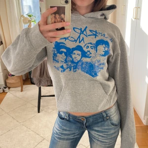 Grå hoodie med blått tryck - Säljer denna ascoola grå hoodie med blått tryck på bröstet🤩hör av er vid funderingar!!💕💕