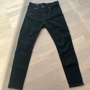 Levi's 512 - Säljer ett par snygga svarta jeans från Levis med en klassisk slim fit. Modellen på jeansen är 512. Storlek W28 L30. Nypris 750kr, mitt pris 349🔥