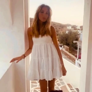 Vit Zara klänning - Jätte söt Zara klänning finns inte att köpa längre den är köpt av en annan här på Plick men är fortfarande i jätte bra skick säljer pga att jag inte använder den💕