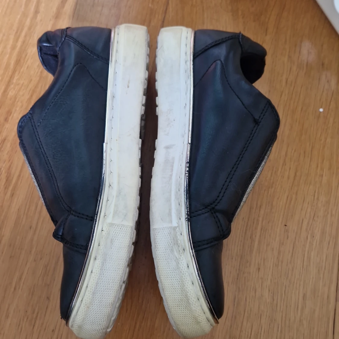 Svarta sneakers med elastisk detalj - 1