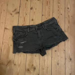 Lågmidjade jeansshorts - Säljer dessa svarta lågmidjade jeansshortsen ❤️de är lite stora på mig och jag skulle säga att jag är en xxs-xs, därför passar de någon som är en xs-s ungefär 🥰 priset går alltid att diskutera 