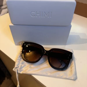 Chimi solglasögon - Säljer mina oanvända Chimi solglasögon BROWN Core 08 🤗 Pris kan diskuteras!
