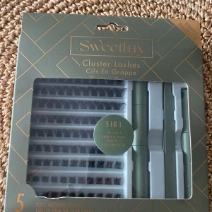 Sweetlux Cluster Lashes - Sweetlux Cluster Lashes erbjuder ett komplett kit med 120 fransar i olika storlekar för en perfekt look. Inkluderar bonder, sealer, remover och applikator för enkel applicering och borttagning. Perfekt för att skapa en naturlig eller dramatisk look.