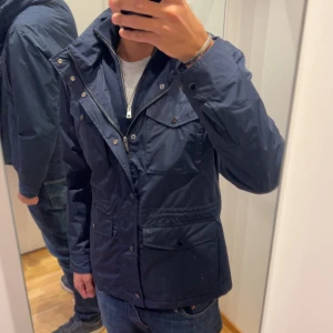 Field jacka - Säljer min stilrena mörkblåa field jacka från Bondelid i storlek S. Använd få gånger så skick 10/10. Köpt för 1800 men säljer för 1099, priset är ej hugget i sten. Skicka prisförslag eller skriv vid funderingar!