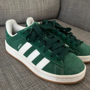 Adidas campus - Ett par adidas campus 00s, storlek 38! Använt max 2 gånger. Säljer  för att de tyvärr mest står på skohyllan. 