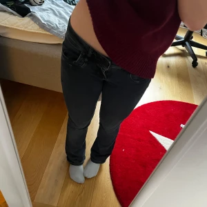Svarta jeans från LTB - Snygga svarta jeans från LTB! Så snygga men rensar jeans. Pyttesmå slitningar längst ner men annars så bra skicka. Älskar och passar till allt