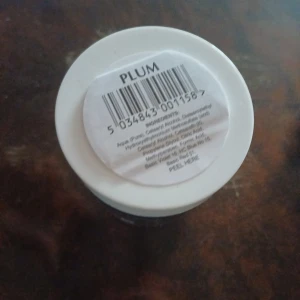 Directions Semi-Permanent Hårfärg i nyansen Plum - Säljer en burk med Directions semi-permanenta hårfärg i nyansen Plum. Perfekt för att ge håret en djup och rik plommonfärg. Enkel att applicera och ger ett intensivt resultat.