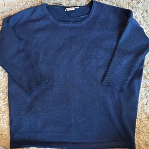 Blå och brun tröja från Saint Tropez - Säljer två stilrena tröjor från Saint Tropez i storlek XS. En i marinblå och en i brun färg. Båda har trekvartsärmar och en enkel design som passar perfekt till vardags. Perfekt för höst och vår! Tröjorna köp tillsammans här, men kostar orginallt ungefär 300kr själv. 