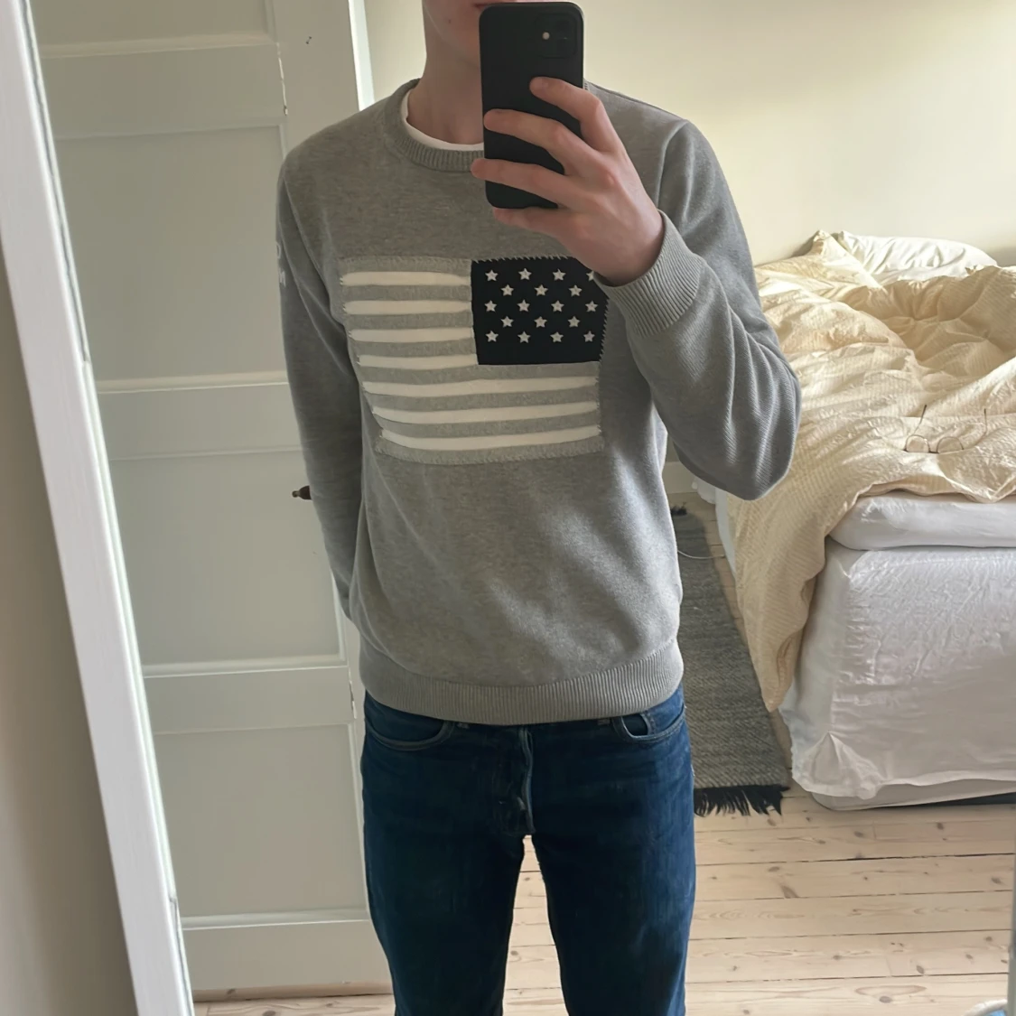 Grå tröja med flaggmönster från GANT