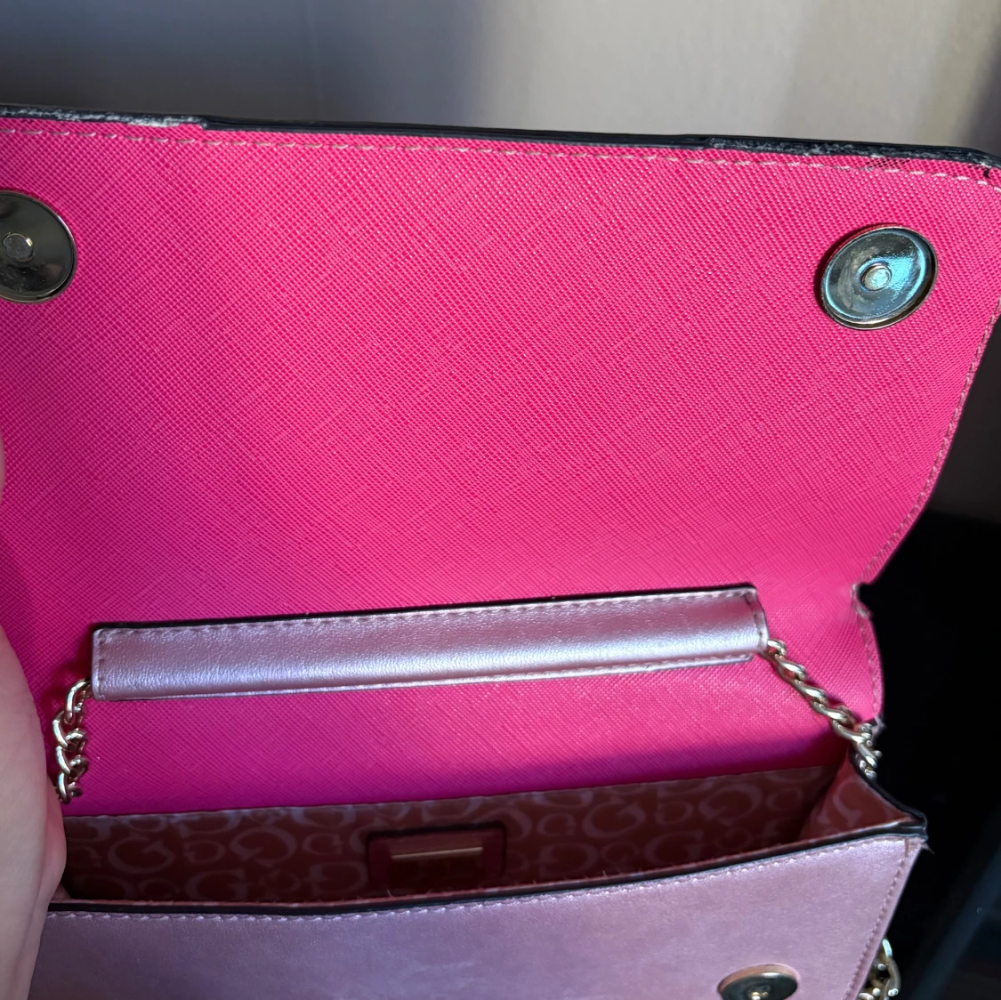 Rosa axelväska från Guess - 3