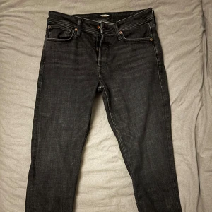 Jack & Jones Jeans - Säljer dessa feta jeans från Jack & Jones! Jeansen är i modellen tapered Mike och kostar runt 900kr nypris. Jeansen är helt oanvända då de inte passade mig. Skick 10/10!
