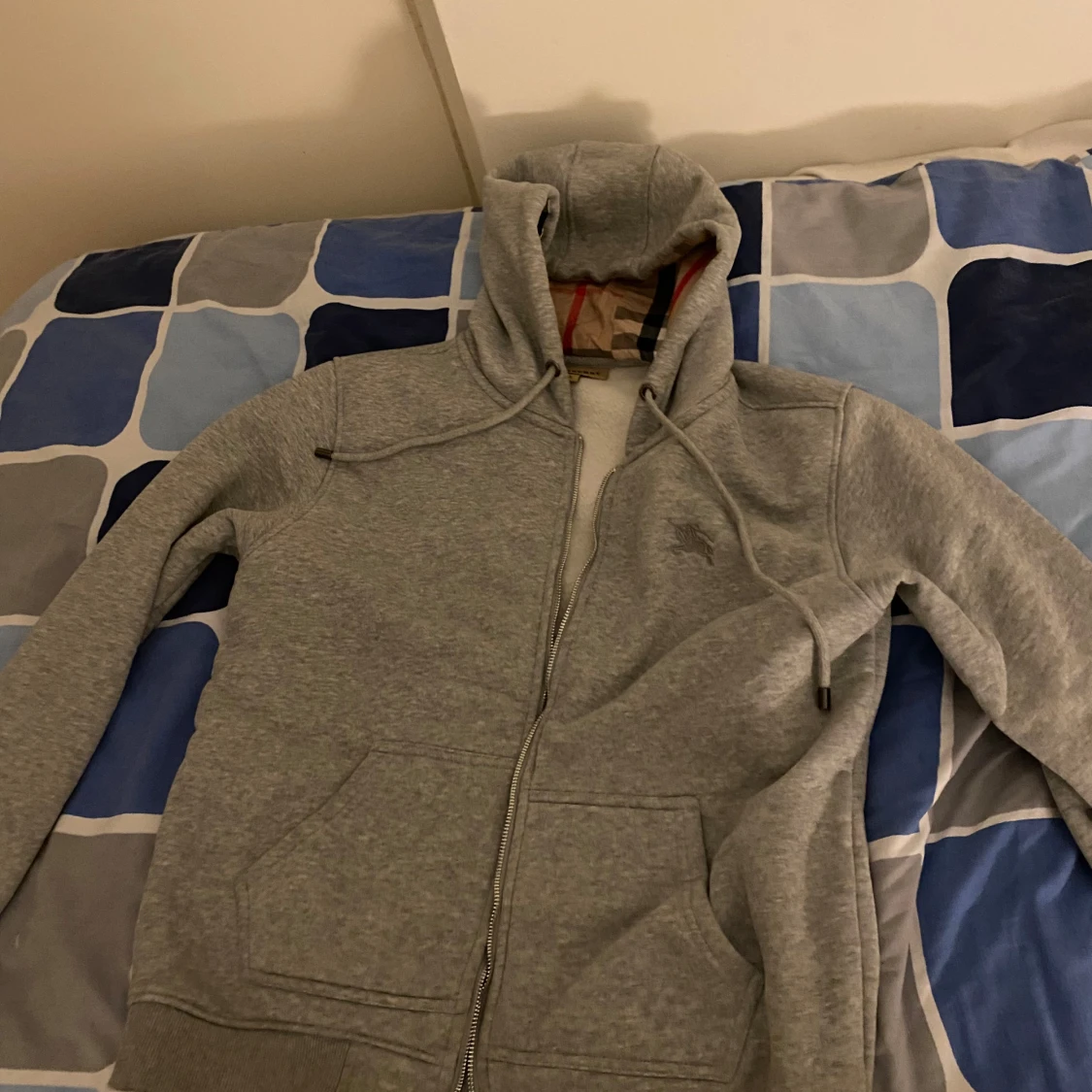 Grå huvtröja från Burberry - 3