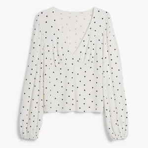 V-ringad tröja från Kappahl  - Hejj säljer denna jättesöta tröjan från Kappahl. Storlek S. Inga defekter osv bara använd några få gånger. Skriv för bilder mm!💓💓