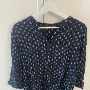 Svart vit blus  - En fin blus som har ärmar som kommer ungefär till armbågarna som är köpt på Primark.