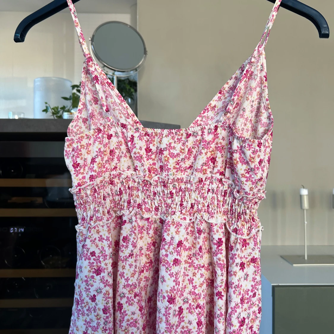 Blommig sommarklänning med smockdetalj - 1