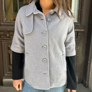 Grå trekvartsärmad kappa - Super snygg trekvartsärmad kappa i en fin grå färg😍😍