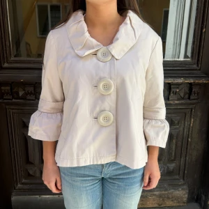 Trekvartsärmad trench coat liknade  - Så så fin trekvartsärmad kappa som är trench coat liknande. Perfekt till våren🥰🥰