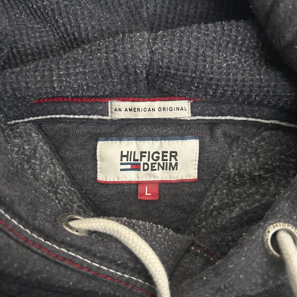 Grå hoodie från Hilfiger Denim - 2