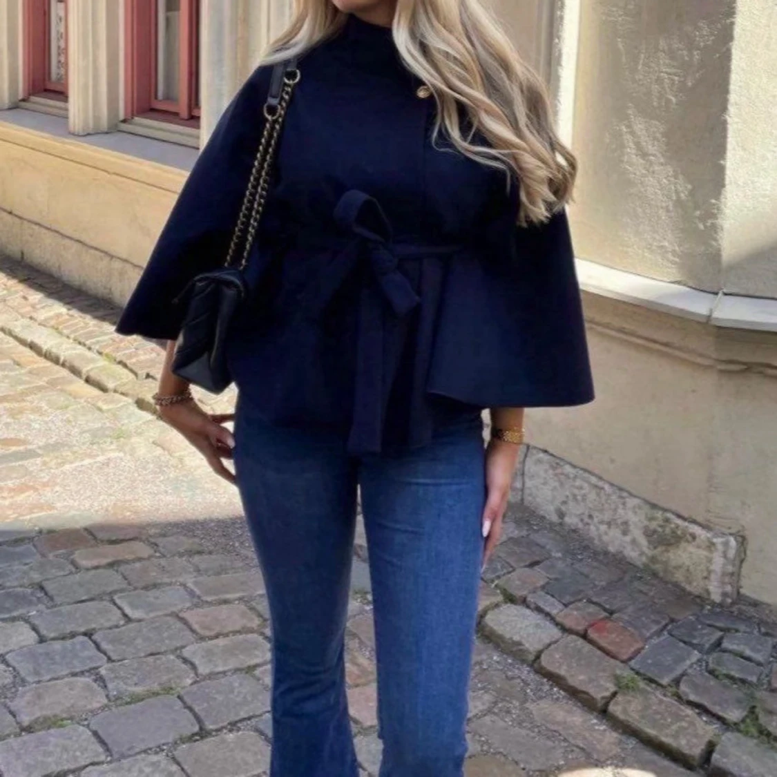 Svart kappa med knytband