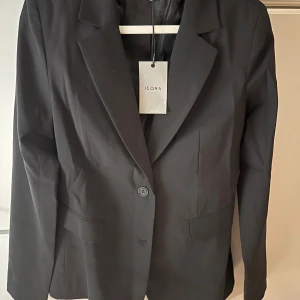 Icona kavaj - Nytt kavaj från Icona. Snygg och smickrande på kroppen och framhäver midjan. 