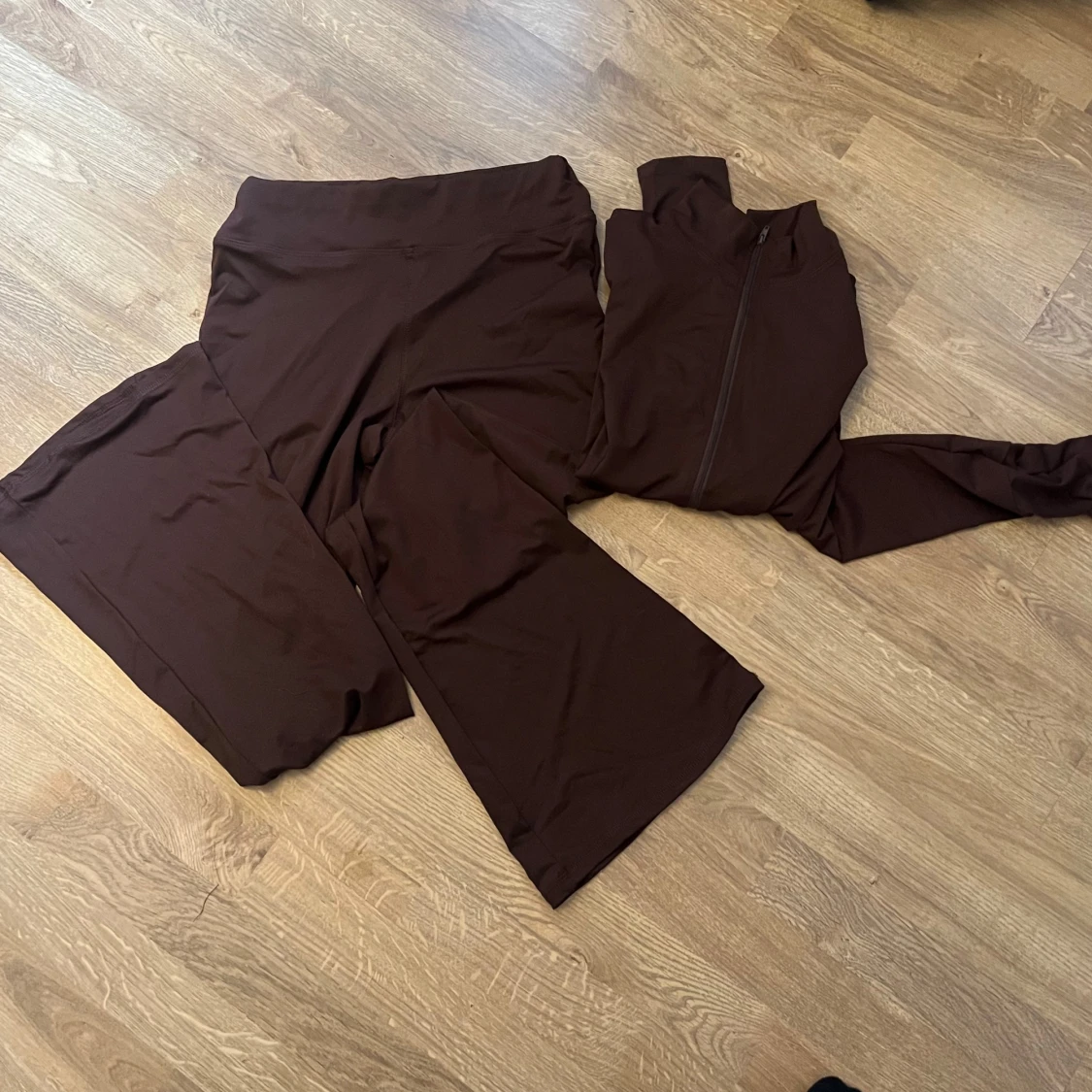 Brun träningsset med dragkedja