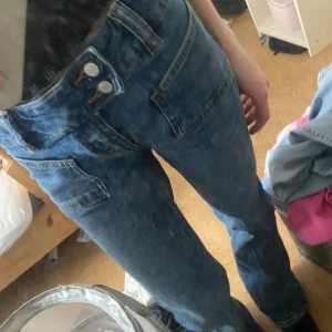Blå jeans med låg midja  - Säljer jeans från lager 157. Storlek xxs passar mig som är 161cm. Har bara använt dom typ en gång säljer för 100kr