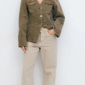 Gina jeansjacka - Jätte fin jeans tröja/jacka från gina. Använd en gång jag använde den som tröja men perfekt som jeans jacka också. Bekväm o as snygg!!! Slutsåld på hemsidan💕💕💕