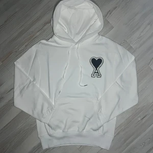 Ami paris hoodie - Säljer nu min ami paris hoodie i storlek S-M, sprillans nytt skick, kommer även prislapp vid köp. Skulle säga att den är väldigt bekväm att ha på sig🙌🏻 hör gärna av er vid frågor och funderingar🌟